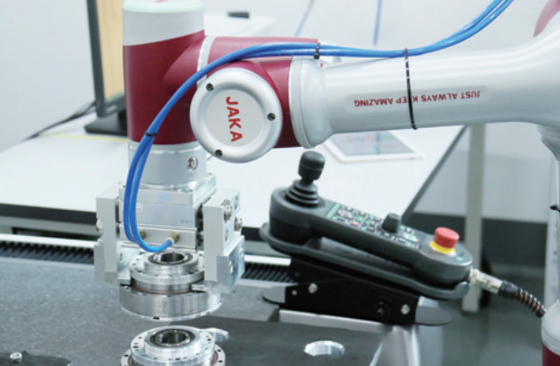 Fleksibel JAKA 6 Axis 819mm Mencapai 7kg Payload Collaborative Welding Robot With Binzel