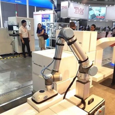 Robot Kolaboratif UR 16e Dengan Beban 16KG Dengan Cangkir Penyedot Vakum Manipulator Sebagai Cobot