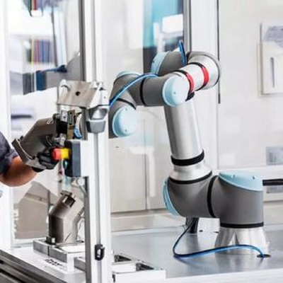 Robot Kolaboratif UR 16e Dengan Beban 16KG Dengan Cangkir Penyedot Vakum Manipulator Sebagai Cobot