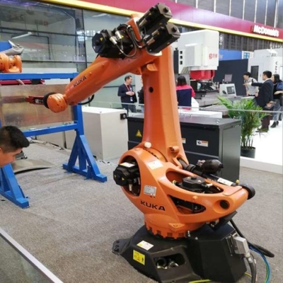 Robot Kuka KR 70 R2100 Dengan Stasiun Pembersihan Senjata CNGBS Untuk Otomasi Las Dengan Lengan Robot 6 Axis