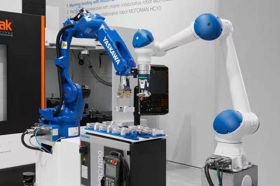 YASKAWA MOTOMAN GP12 Dengan Pistol Las Sebagai Robot Las Untuk Robot Industri Pabrik
