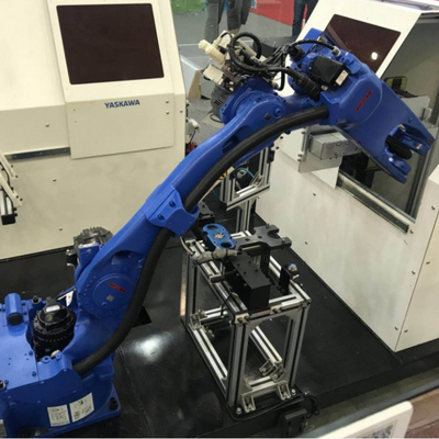6 Axis Robotic Arm Yaskawa GP12 Dengan Pagar Keamanan CNGBS Untuk Penanganan Otomatis Sebagai Robot Universal