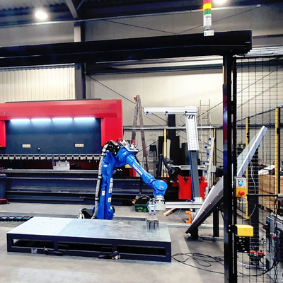 Industrial Yaskawa Robot Arm GP180 Dengan CNGBS Gripper Sebagai Mesin Pembuat Palet