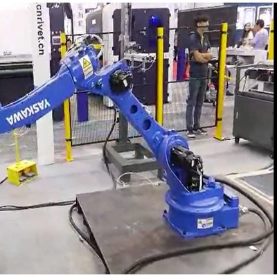 6 Axis Universal Robotic Arm Yaskawa GP110 Dengan CNGBS Robot Gripper Untuk Pallet Handling Robot