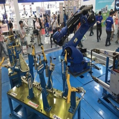 Yaskawa Robot Arm 6 Axis GP180 Dengan CNGBS Customized Robot Gripper Untuk Pallet Handling Robot