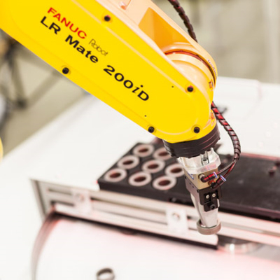 FANUC LR Mate 200iD 6 Axis Industrial Robot Arm Dengan CNGBS Gripper Untuk Pengumpulan Mesin