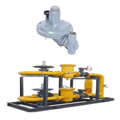 Skid katup gas alam yang dilengkapi dengan regulator seri Emerson Fisher T205/T205M dan WIKA Pressure Gauge