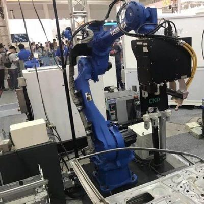 Mesin Las Robot Industri Motoman AR1440 Dengan Tukang Las ARC Lainnya Sebagai Robot Pengelasan Otomatis