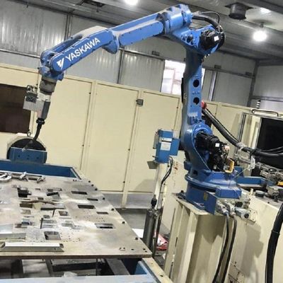 Mesin Las Robot Industri Motoman AR1440 Dengan Tukang Las ARC Lainnya Sebagai Robot Pengelasan Otomatis