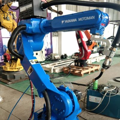 Robot Industri Otomatis Motoman AR2010 Dengan Tukang Las ARC Lain RD350S Untuk Pengelasan Sebagai Mesin Las