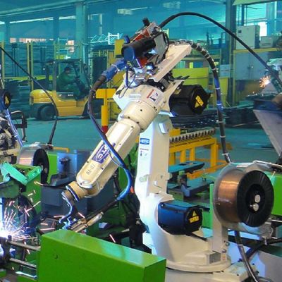 Robot Pengelasan Otomatis Robot Pengelasan FD-V8L Dengan Tukang Las ARC DM350 Sebagai Mesin Las Mig