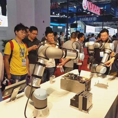 Robot Cobot Ringan UR 5e Dengan Manipulator Payload 5KG Sebagai Robot Kolaborasi Untuk Mesin Pick And Place