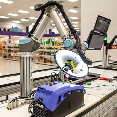 Mini Robot UR 3e Dari Robot Kolaborasi Dengan Payload 3KG Sebagai Cobot Untuk Suku Cadang Peralatan Penanganan Material