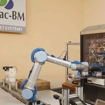 Mini Robot UR 3e Dari Robot Kolaborasi Dengan Payload 3KG Sebagai Cobot Untuk Suku Cadang Peralatan Penanganan Material
