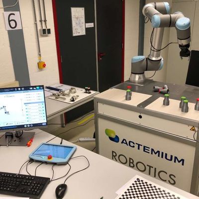 UR Robot UR10e 6 Axis Robotic Arm Untuk Menari Dan Otomatisasi Penanganan Sebagai Robot Kolaboratif