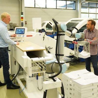 UR Robot UR10e 6 Axis Robotic Arm Untuk Menari Dan Otomatisasi Penanganan Sebagai Robot Kolaboratif