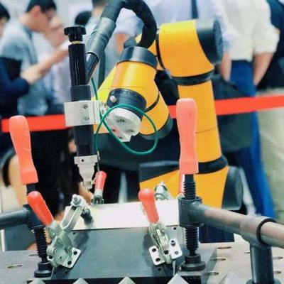 AUBO i5 6 Axis Collaborative Robot Arm Untuk Mengunci Sekrup Sebagai Cobot