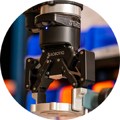 Adaptive Gripper Robotiq 2F-140 Bekerja Untuk Perawatan Mesin Dan Penggunaan Perakitan Mesin Dengan Cobot Sebagai Hand Gripper